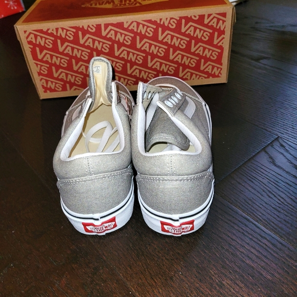 VANS - Picture 3 of 4